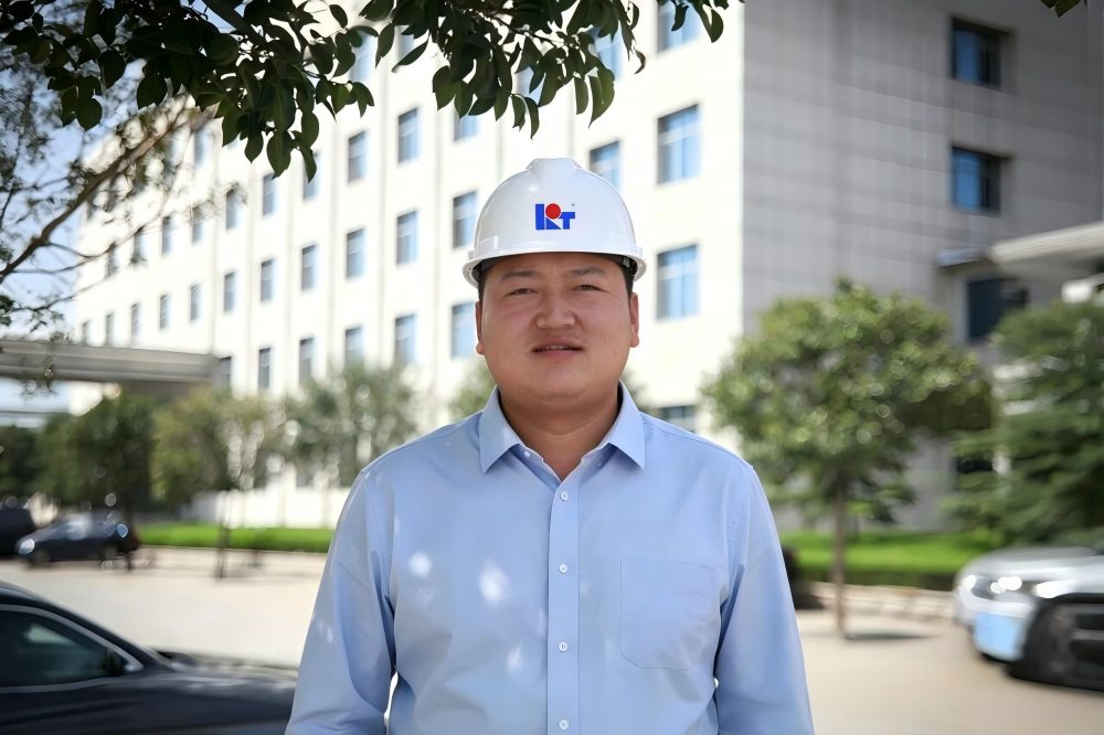 Cheng Meng from the Installation Department of Shandong Kaitai has honed his extraordinary "Three Tough Traits" skills over seventeen years