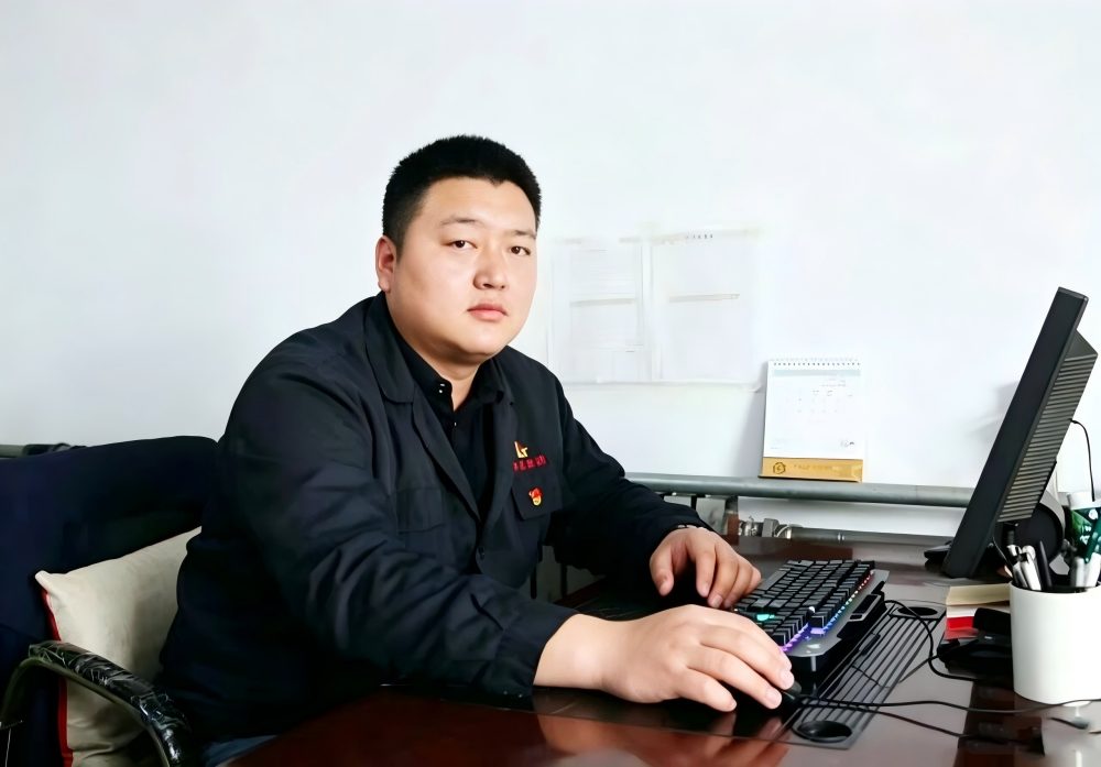 Cheng Meng from the Installation Department of Shandong Kaitai has honed his extraordinary "Three Tough Traits" skills over seventeen years